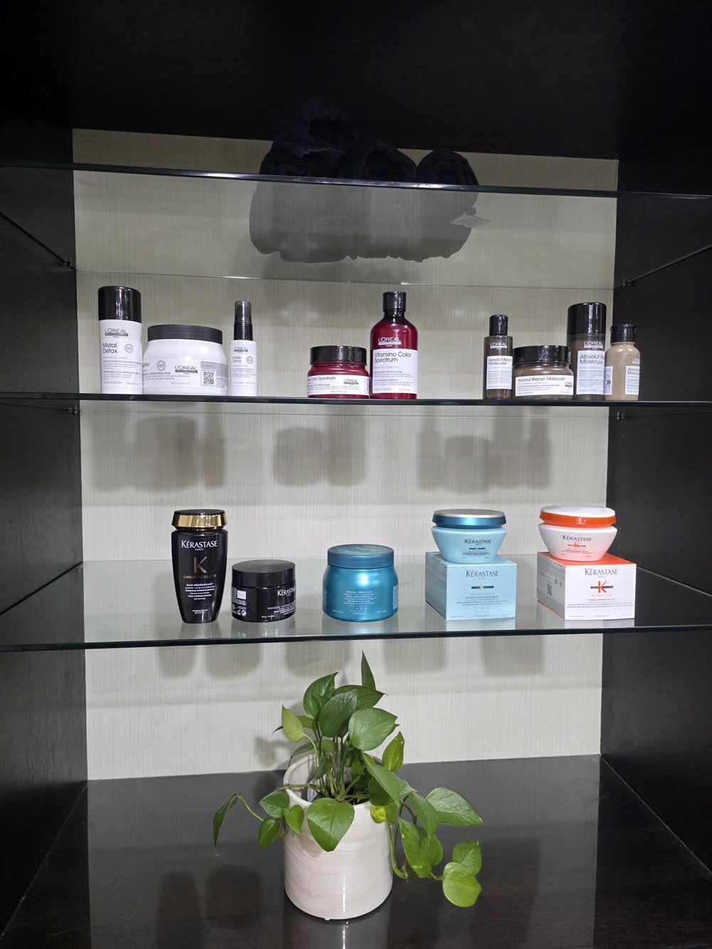 Prateleira do salão com produtos L'Oréal Professionnel e Kérastase